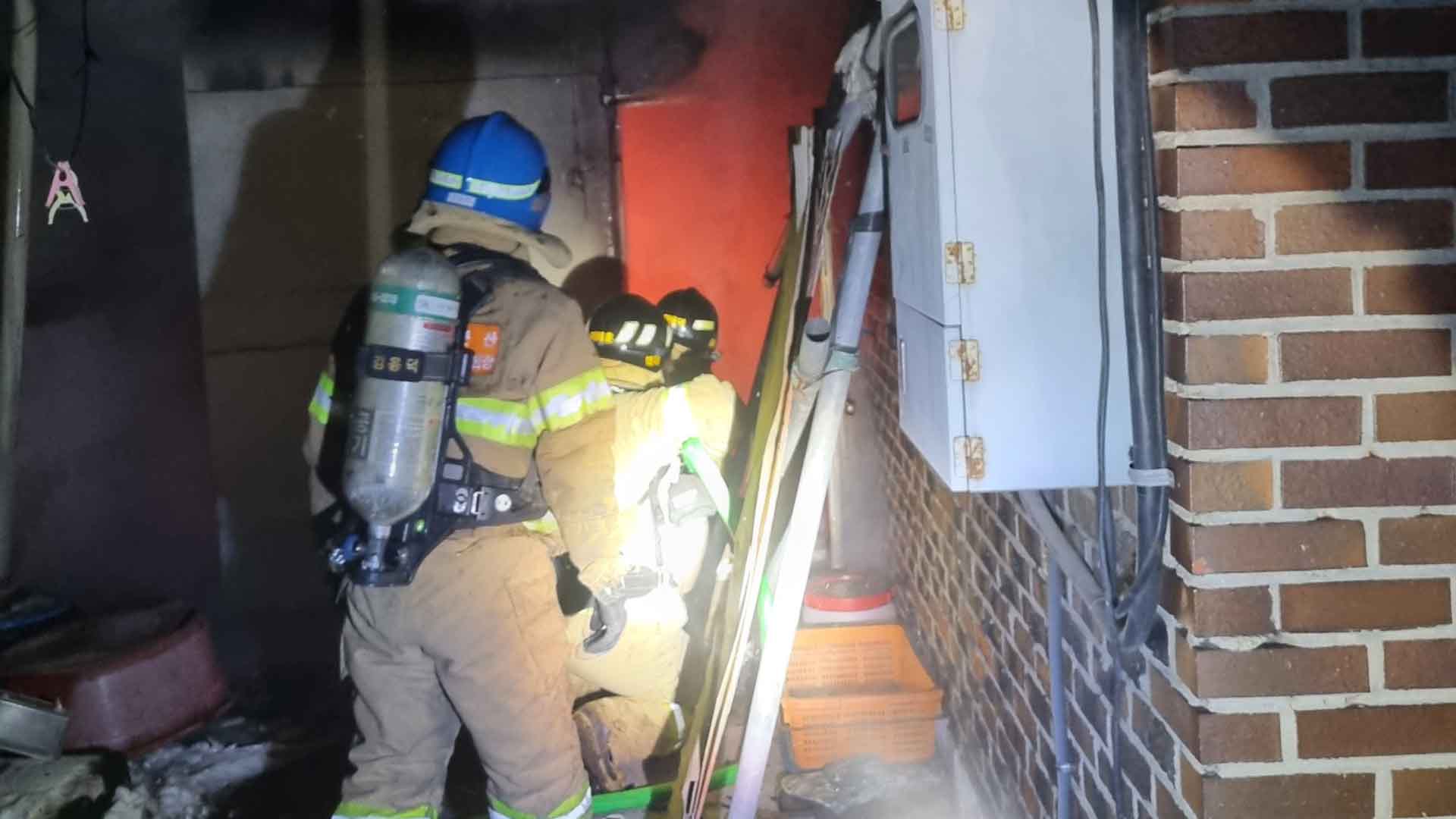 한밤중 군산 주택에서 불.. 80대 여성 숨져