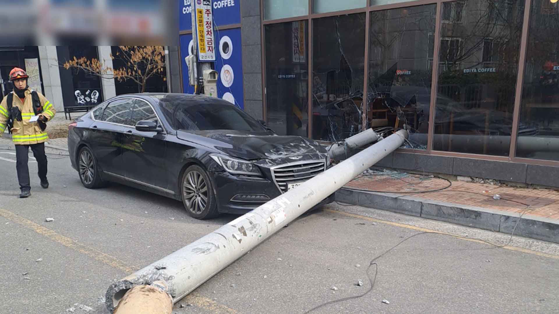 크레인 트럭에 걸린 전신주가 카페 덮쳐.. 6명 경상