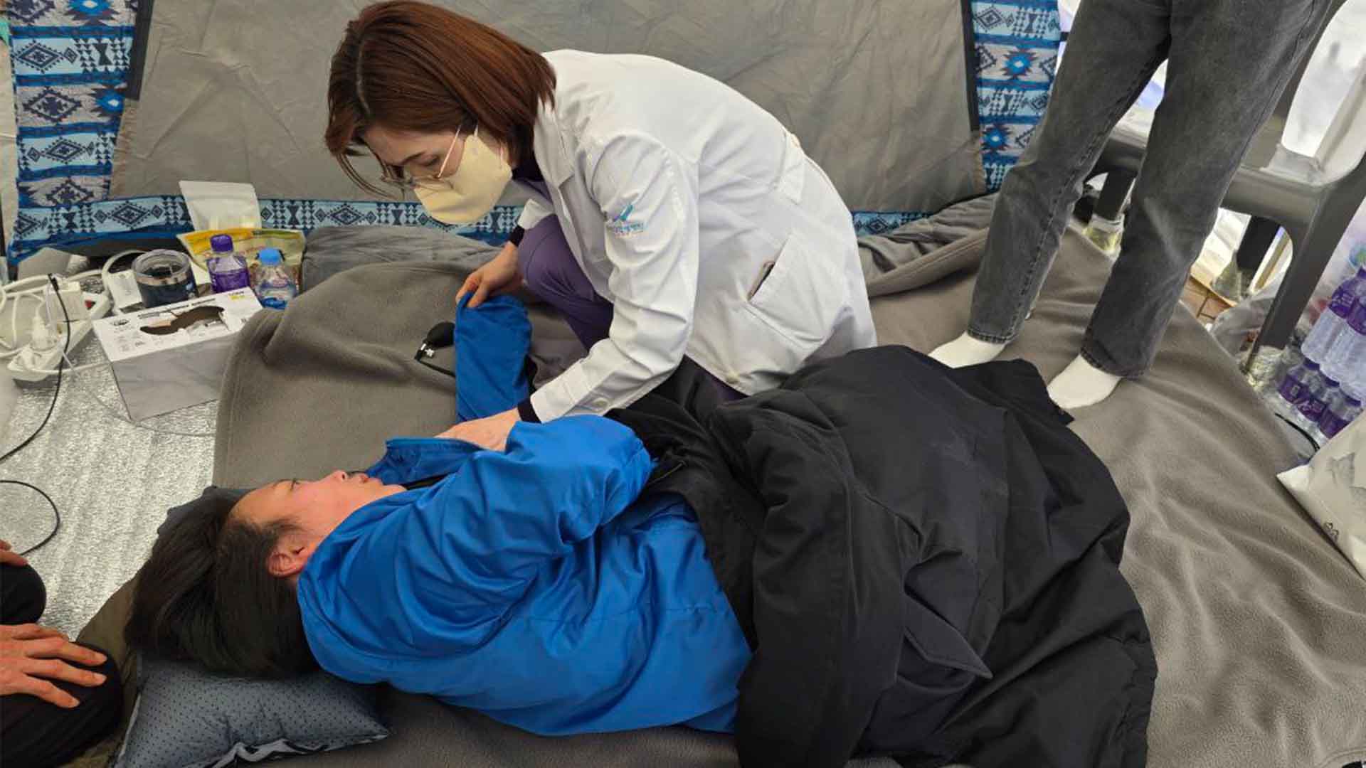 '탄핵 촉구' 단식 기초의원 잇따라 병원행