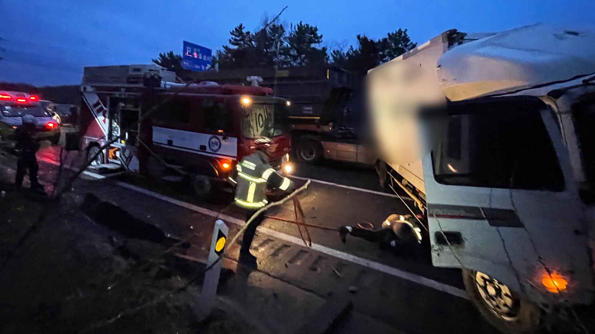 화물차 4대 연쇄 추돌로 1명 중상.. 출근길 혼잡에 '우회 안내'