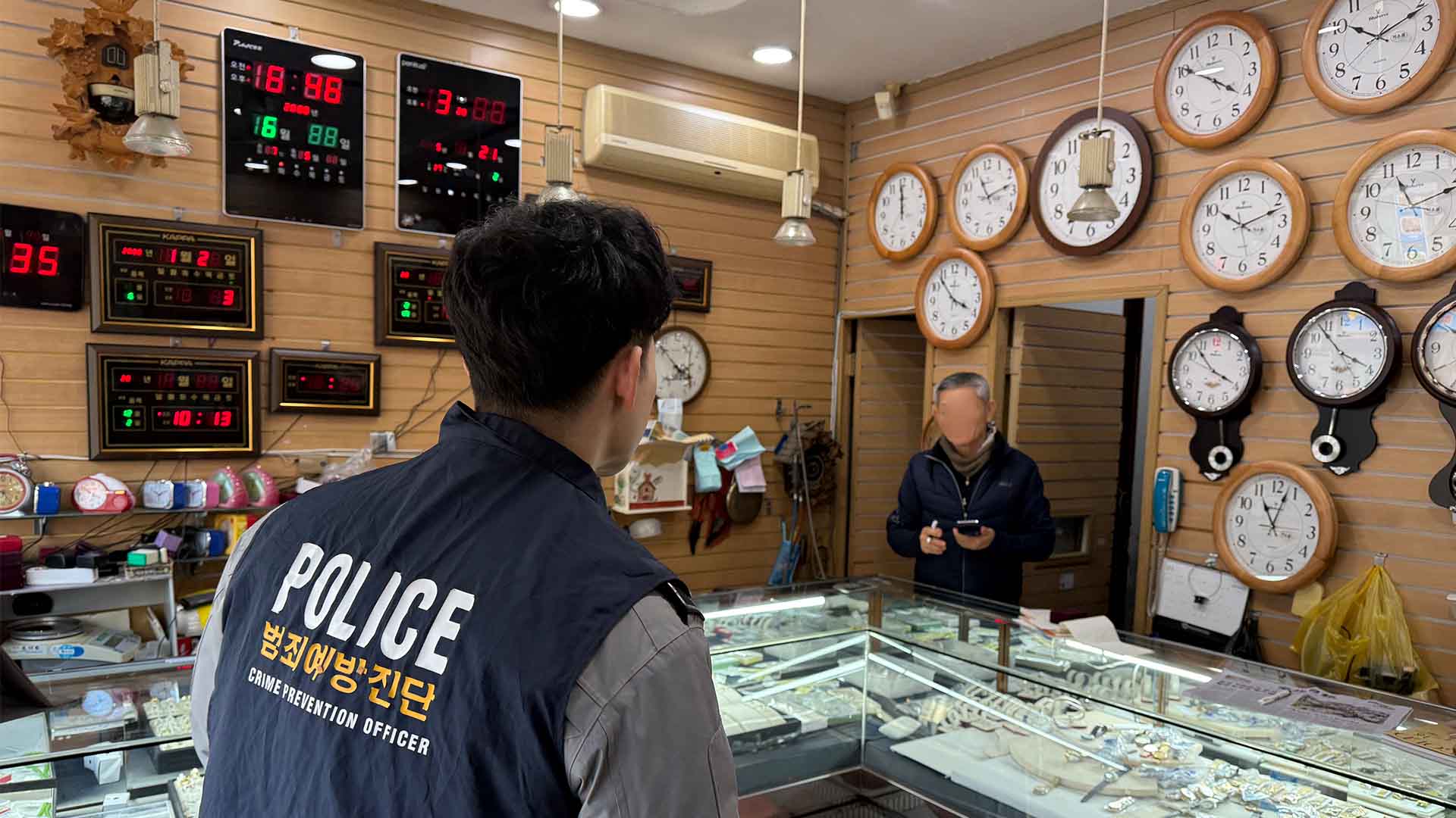 귀금속 시범 착용 후 도주 범죄 잇따라.. 경찰, '순찰·방범 강화'