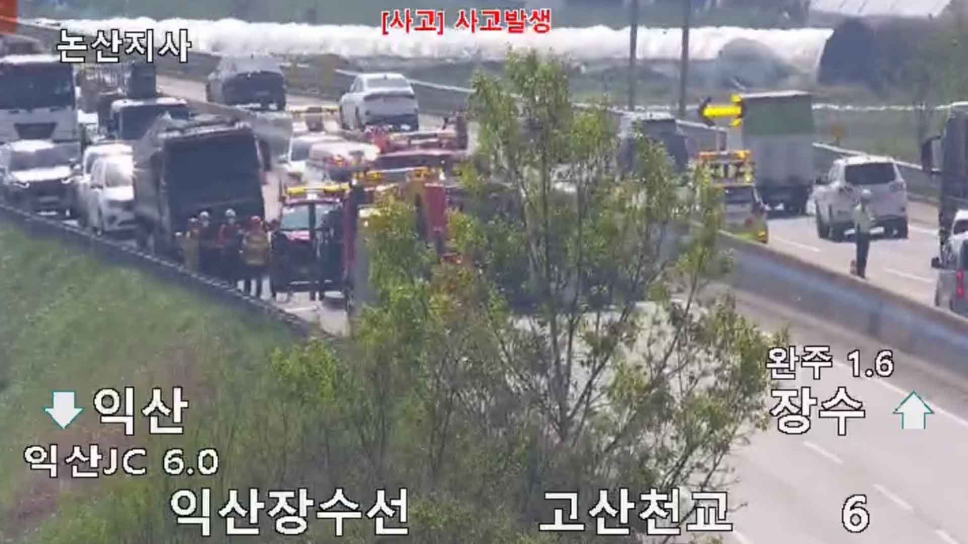 익산장수고속도로 5톤 집게차 전도.. 폐비닐 쏟아져