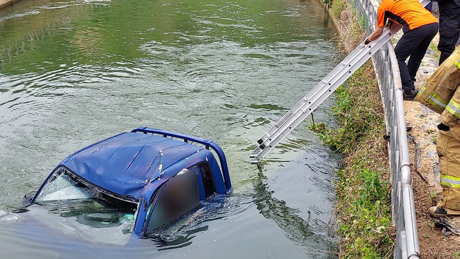 1톤 트럭 난간 받고 농수로 추락.. 60대 운전자 경상