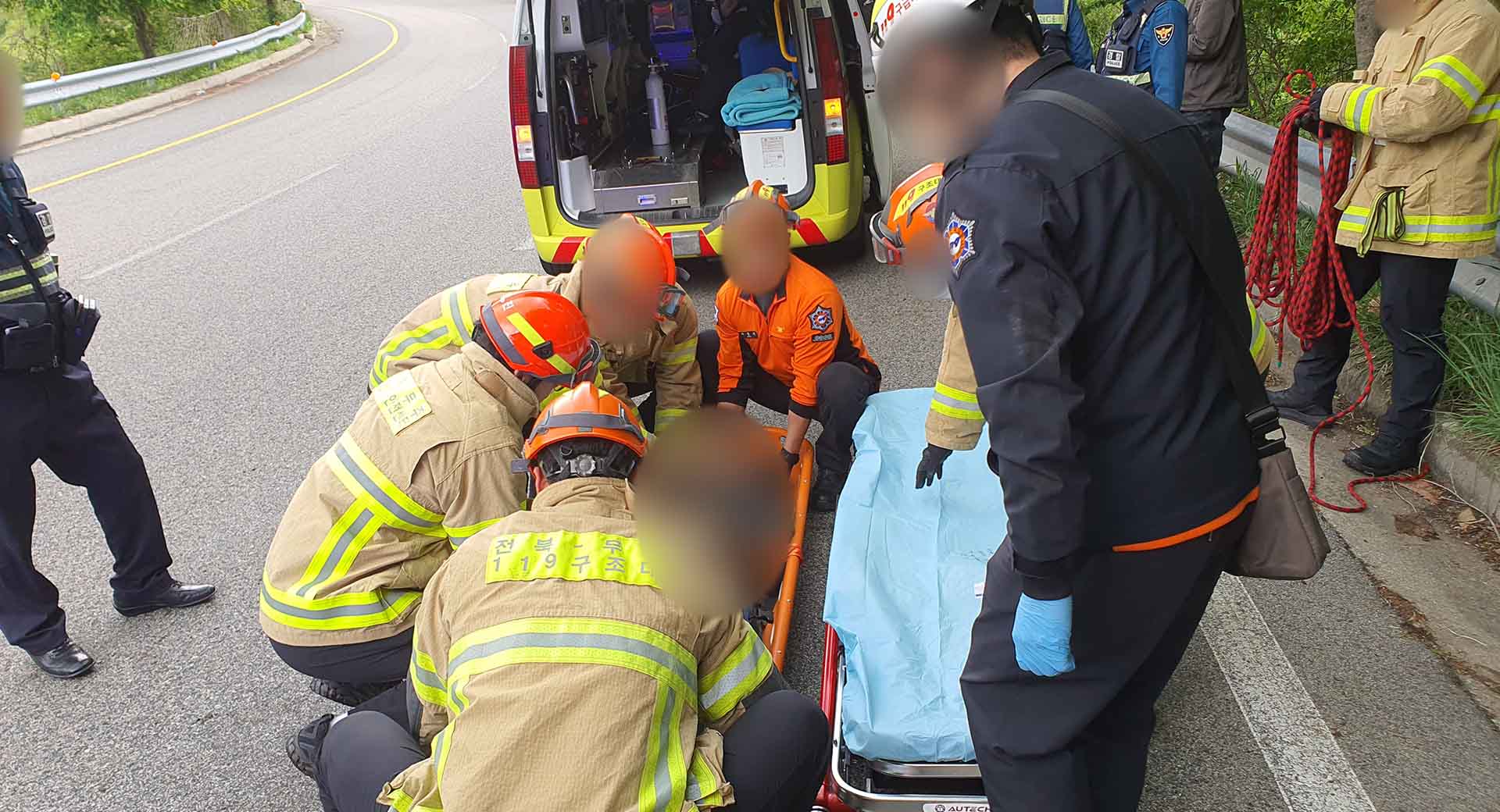 커브길 돌던 오토바이 운전자 4m 아래로 추락해 숨져