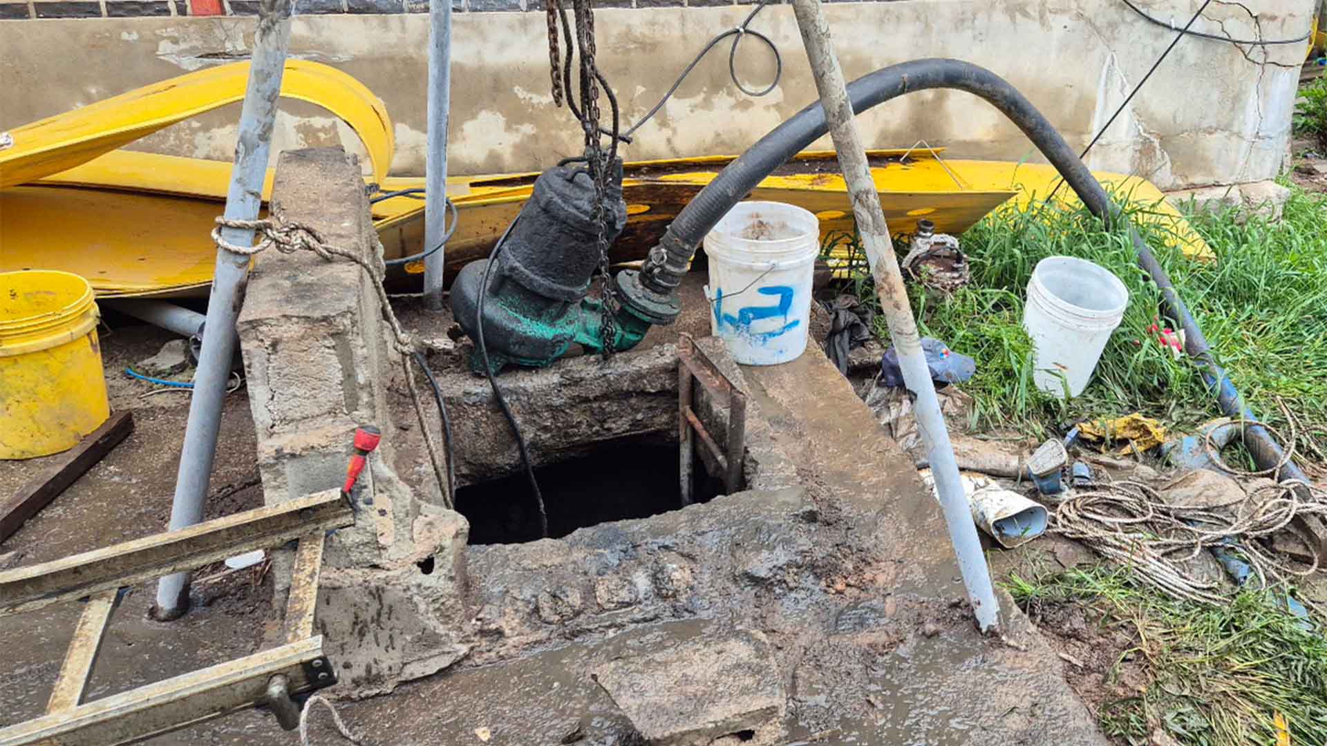 돈사 분뇨 탱크 빠진 외국인 노동자 2명 중·경상