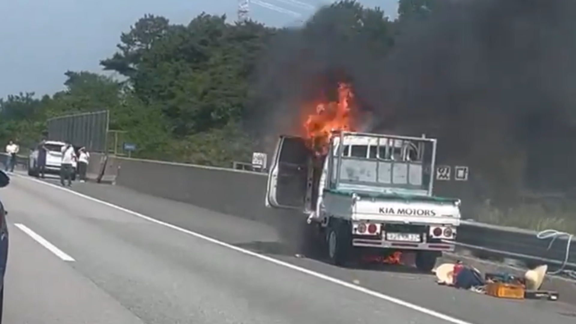 정읍 호남고속도로에서 1톤 트럭 화재.. 인명피해 없어