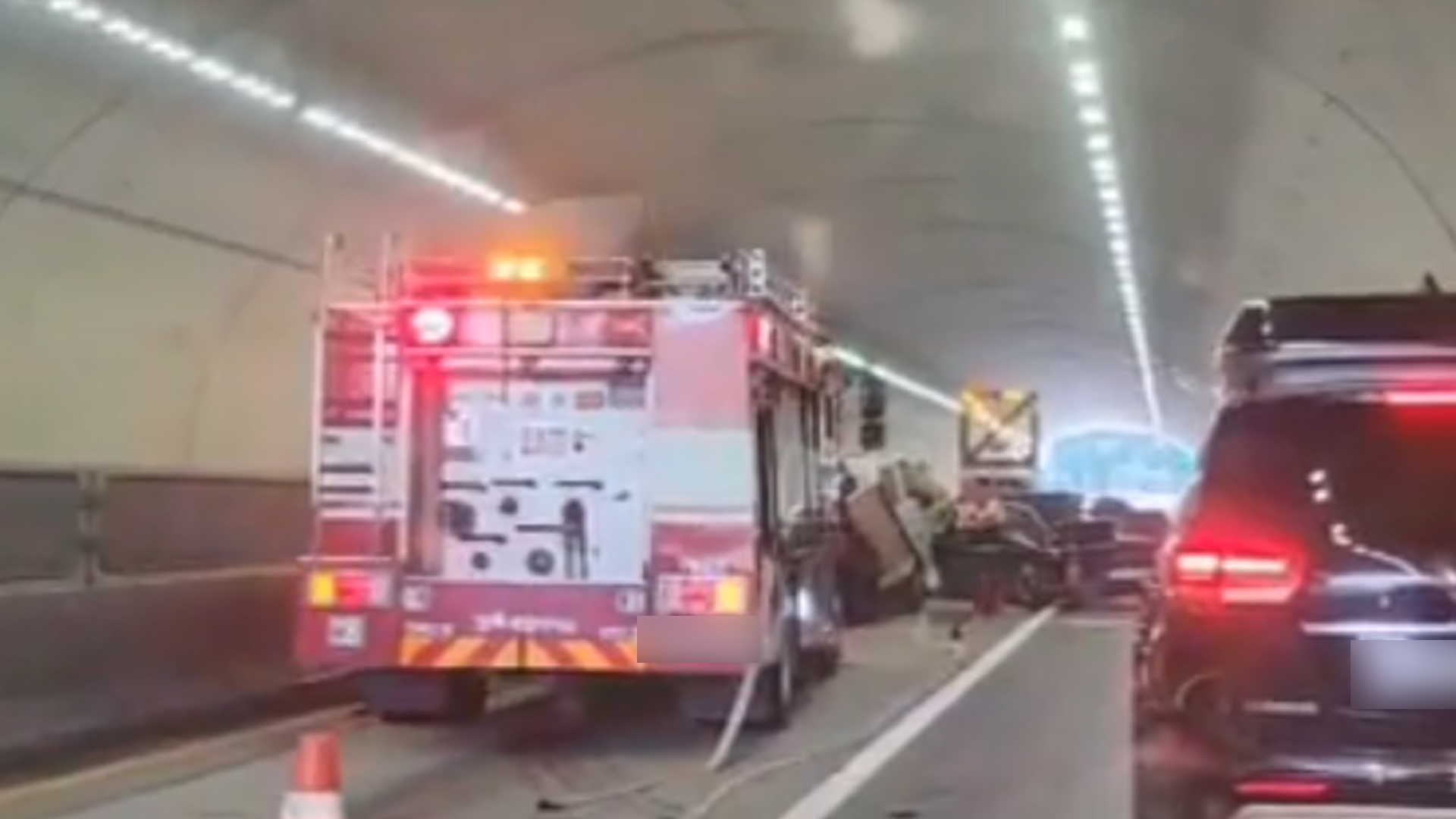 터널에서 승용차가 1톤 트럭 들이받아.. 2명 경상