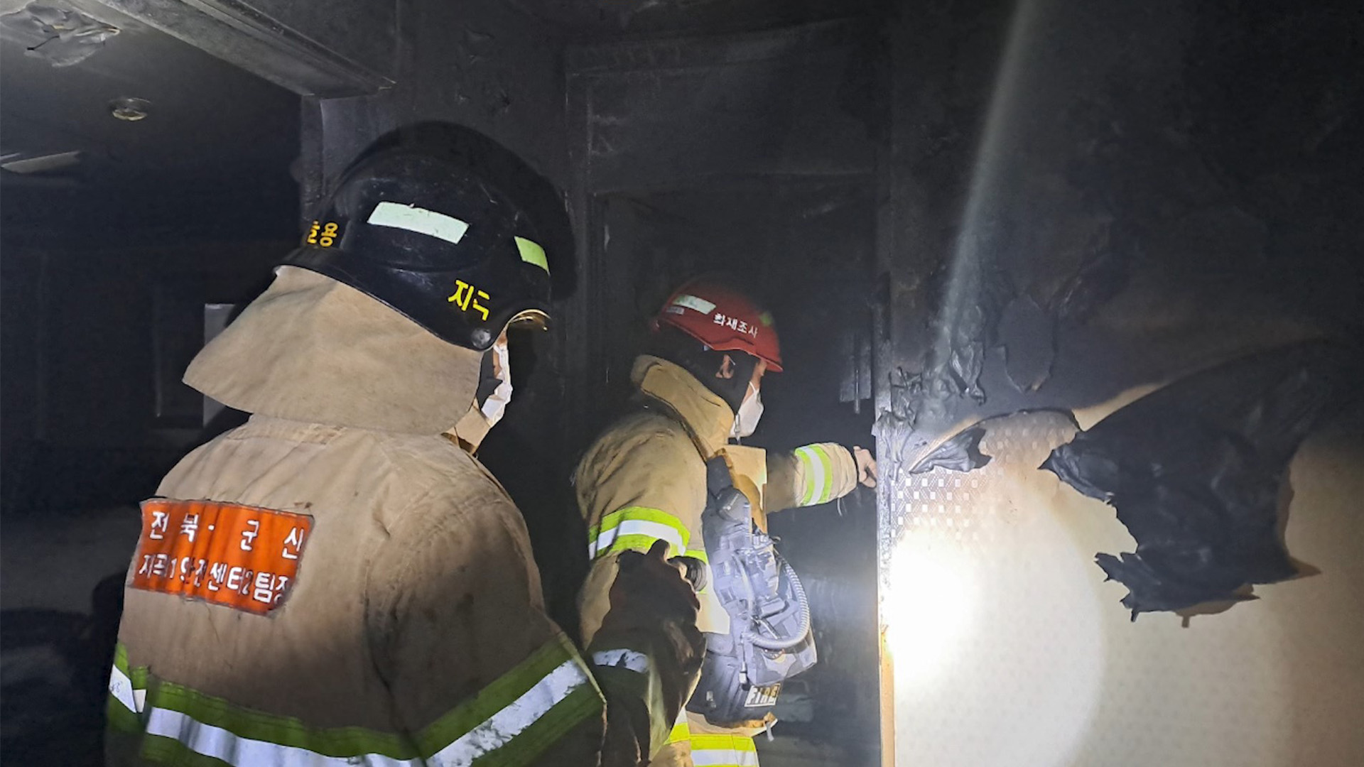 군산 시내 아파트 화재.. 70대 세대주 숨져