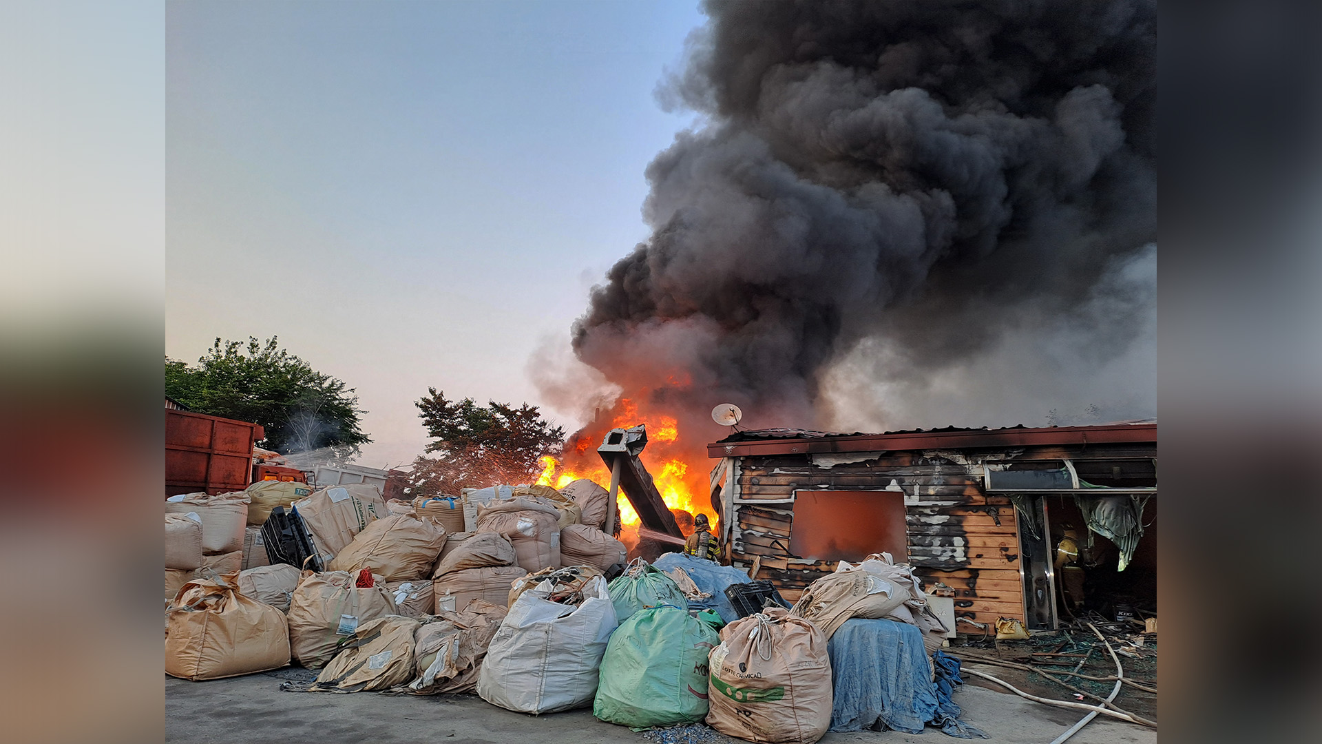 폐기물 재활용업체에서 불.. 1명 화상·5명 대피