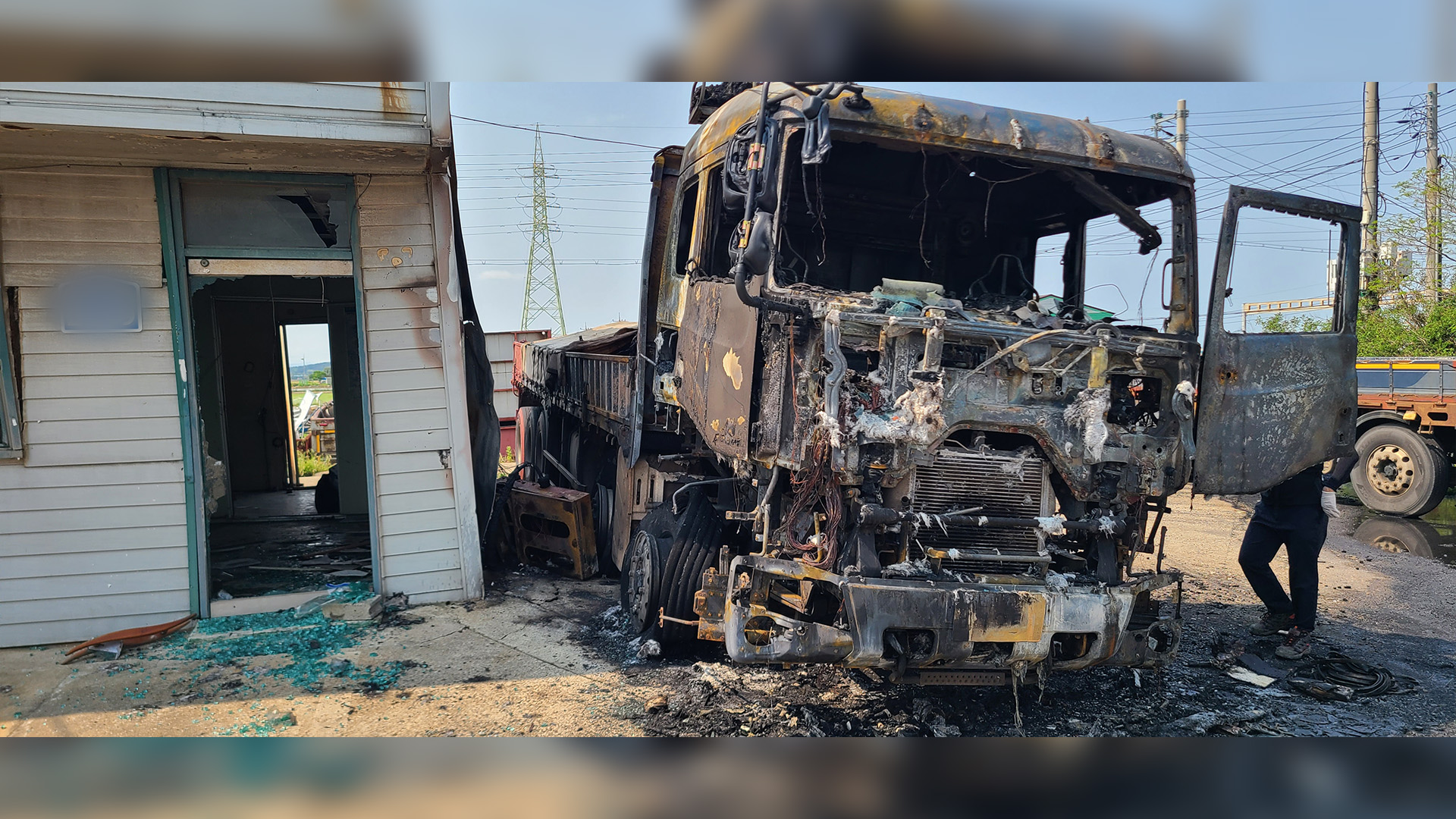 군산에서 25톤 화물차 화재.. 