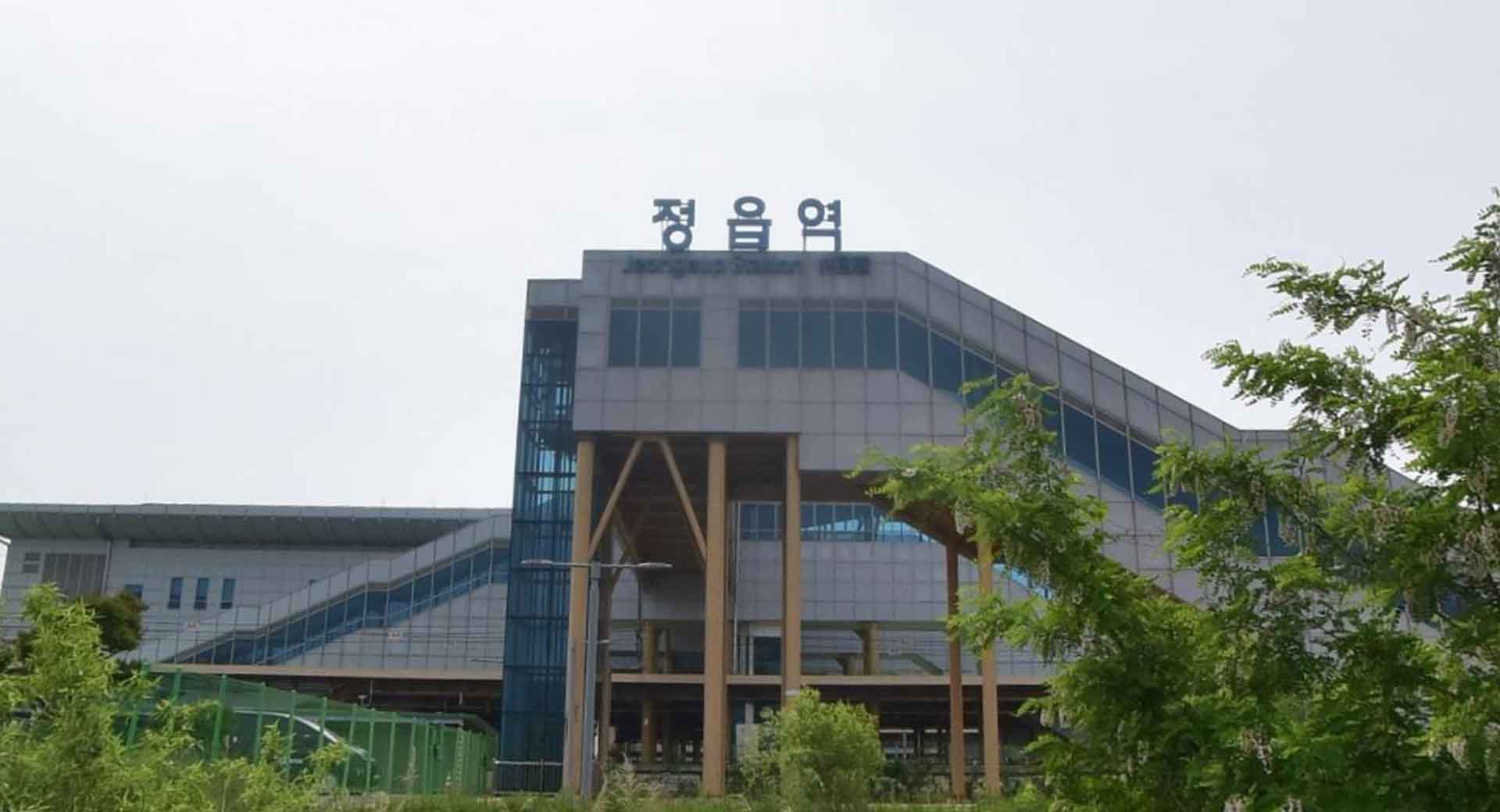 정읍역 철로에 떨어진 취객, 시민이 구해