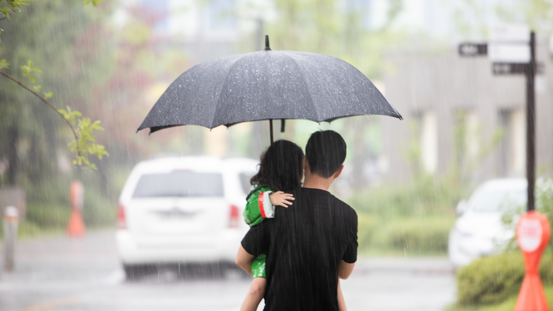 낮 기온 28도까지.. 동부권 소나기 5~30mm