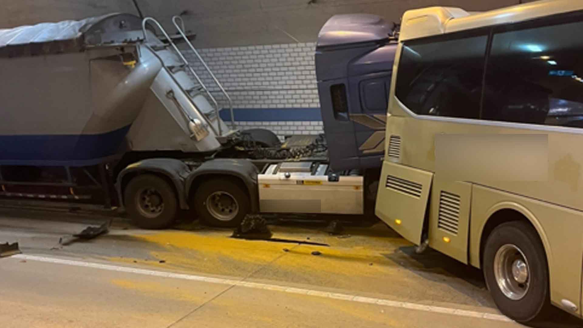 고속도로 터널에서 화물차와 수학여행 관광버스 등 추돌.. 4명 경상