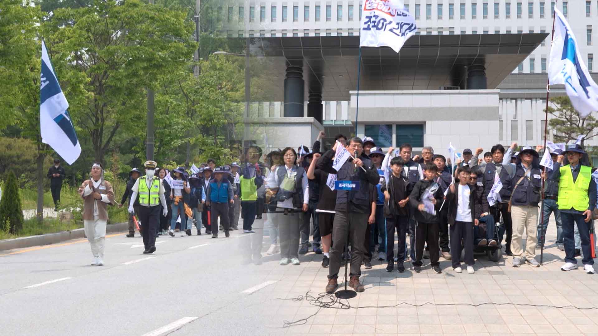 탄핵된 날 맞춰 12.14km 행진.. 