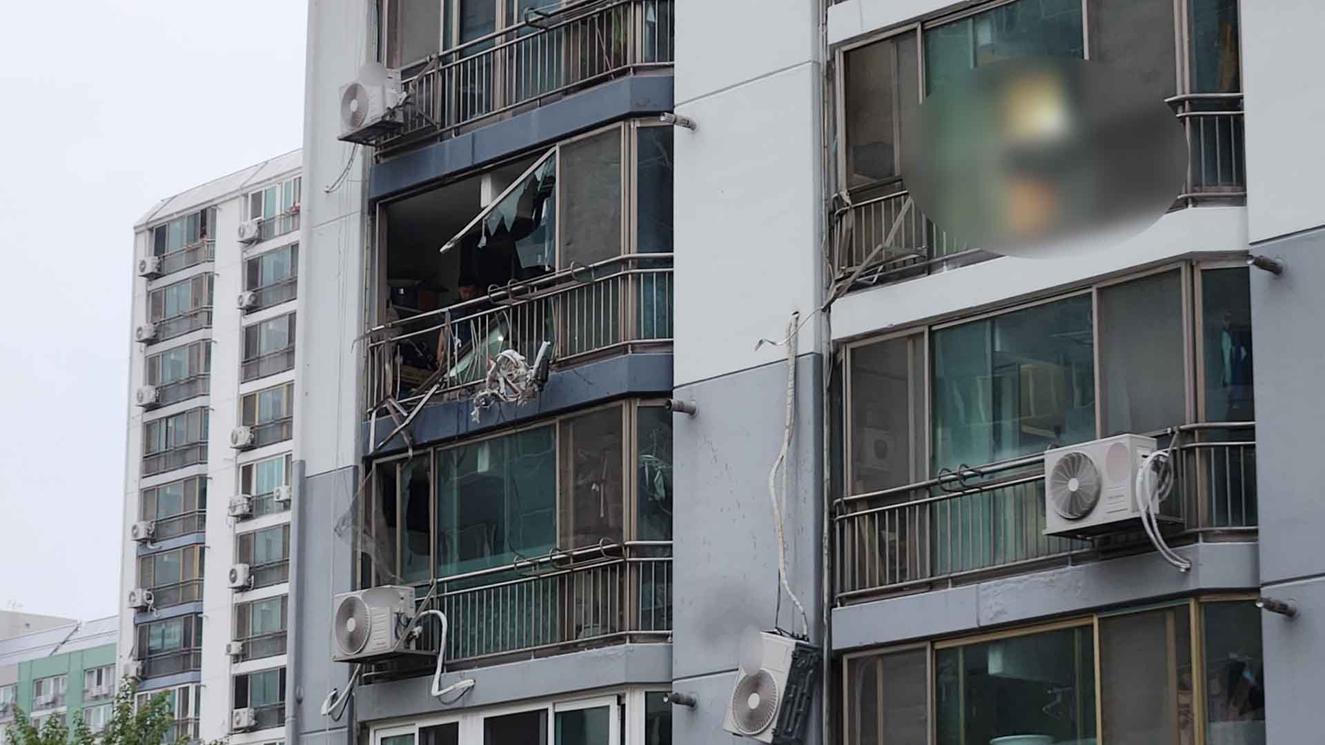 수리중인 에어컨 켰다가 실외기 폭발.. 거주 외국인 7명 사라져