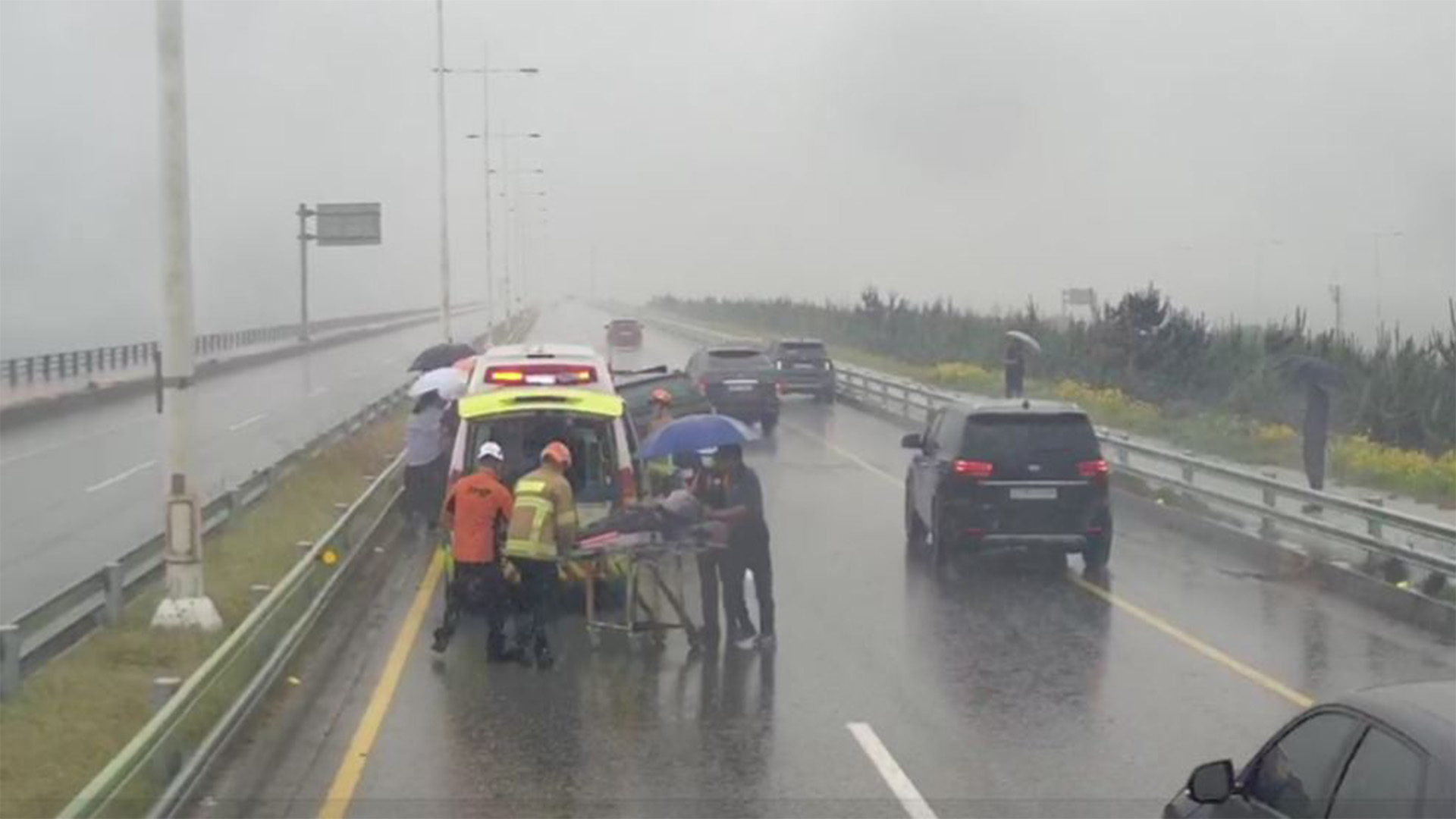 빗길 달리던 차량 가드레일 충돌.. 3명 사상