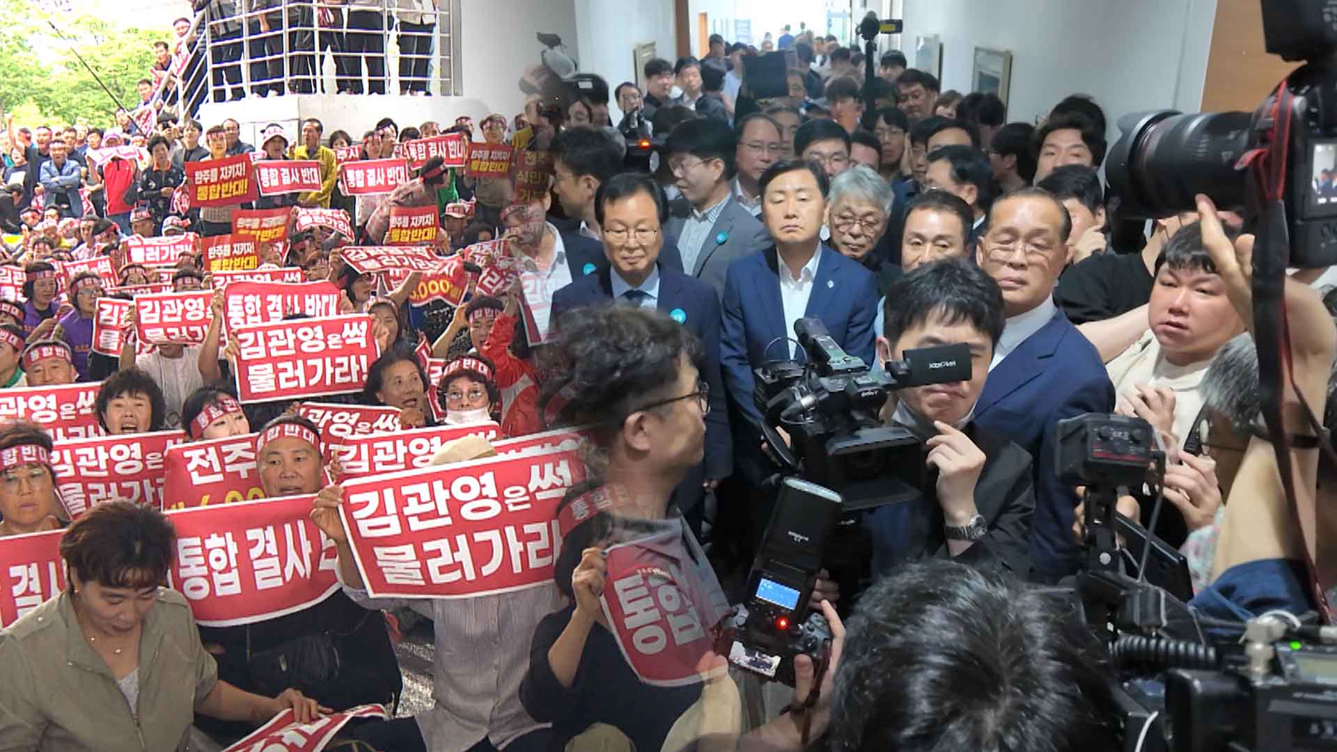 통합 추진에 삭발로 항의·지사 퇴진 요구도.. 갈등 격화
