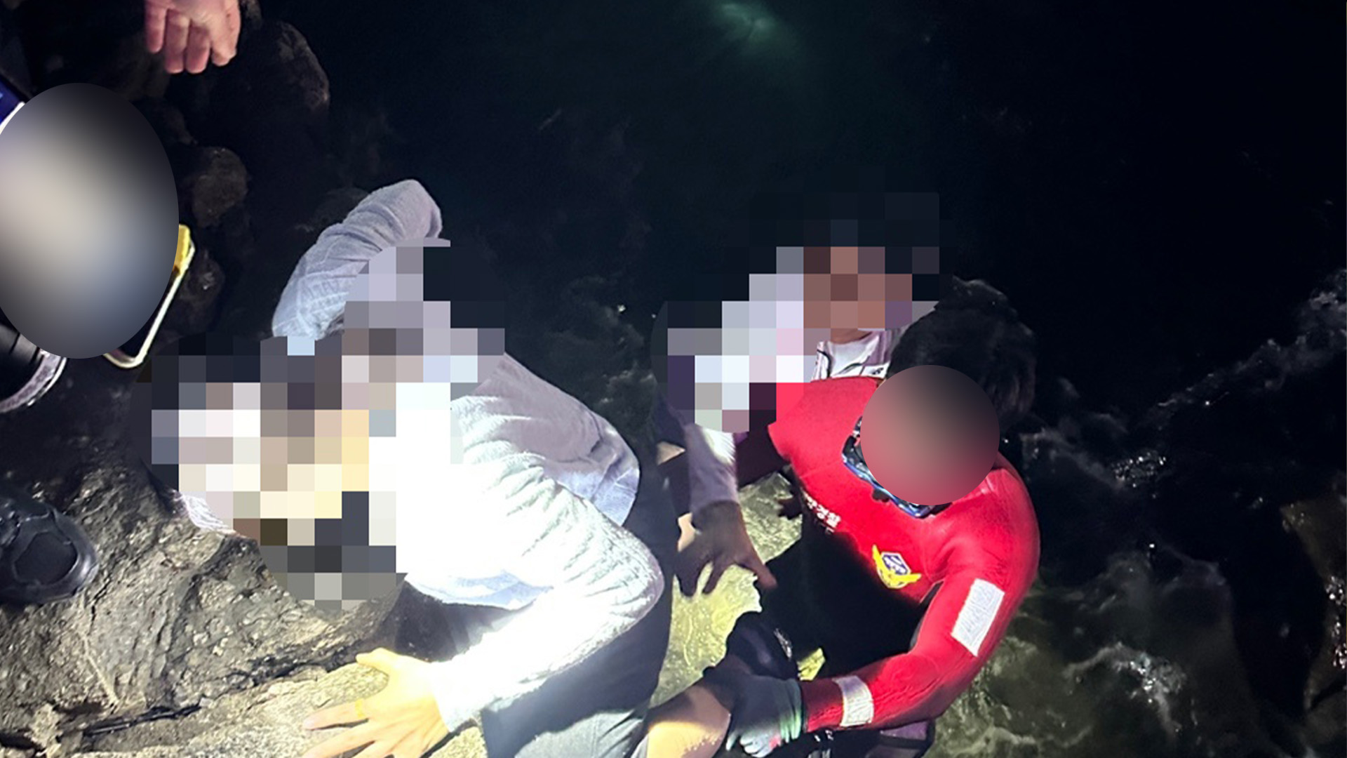 '인증샷 명소' 채석강 찾은 일가족 고립.. 6명 전원 구조