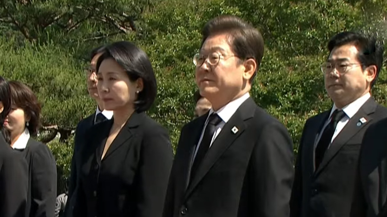 이재명 대통령, ‘함께사는 세상, 국민이 주인인 나라’ 방명록 작성