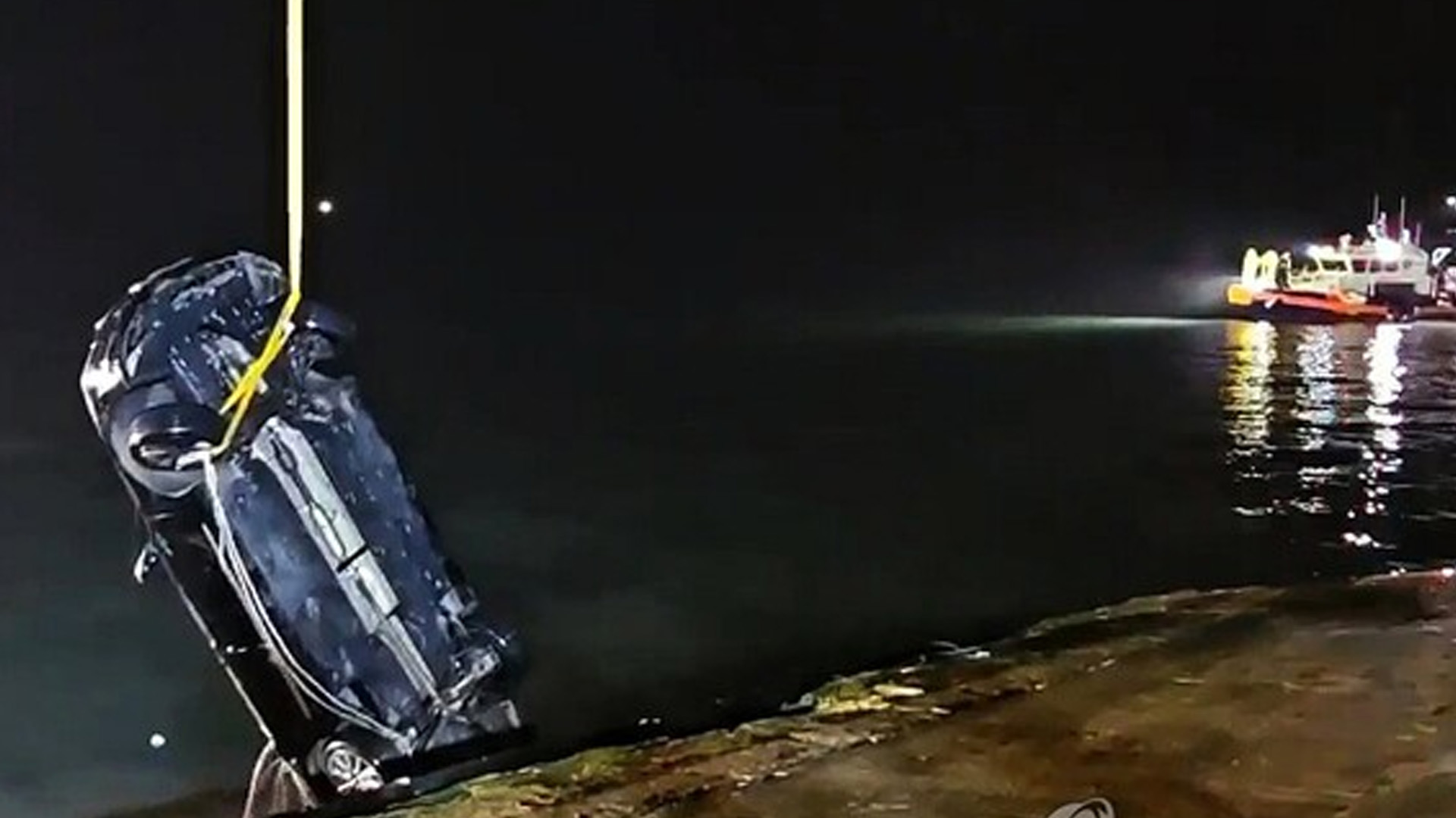 가족 태우고 바다로 돌진해 부인과 두 아들 살해.. 