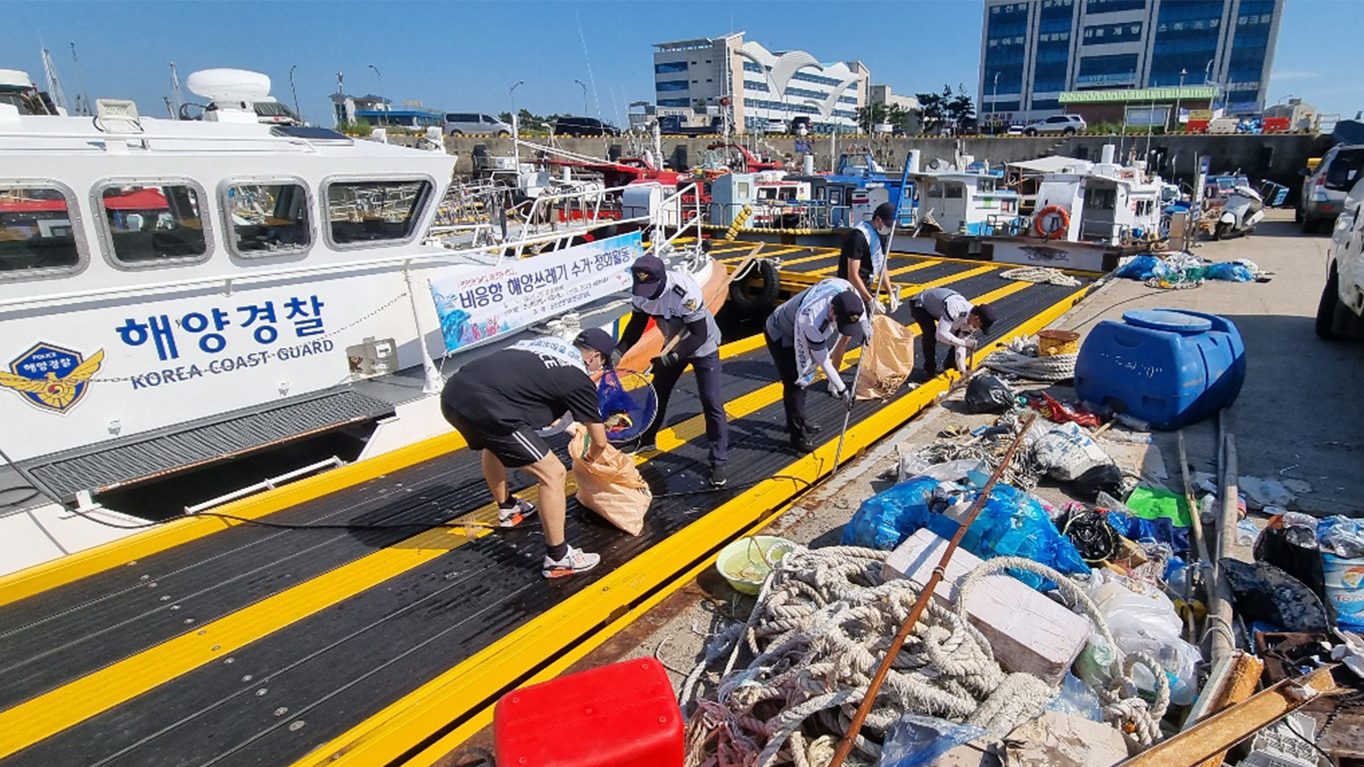 버려진 그물에 걸려 선박 표류.. 불법 투기 잡는다