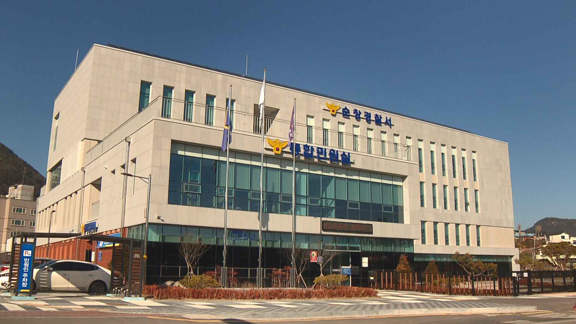 화물차에서 굴삭기 내리다 전도.. 60대 깔려 숨져