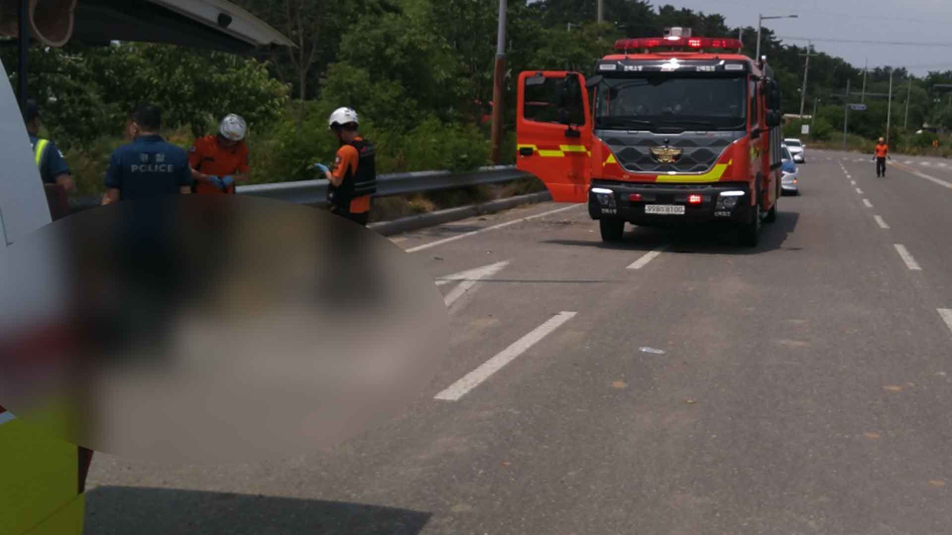 군산서 승합차가 가드레일·전신주 들이받아.. 운전자 숨져