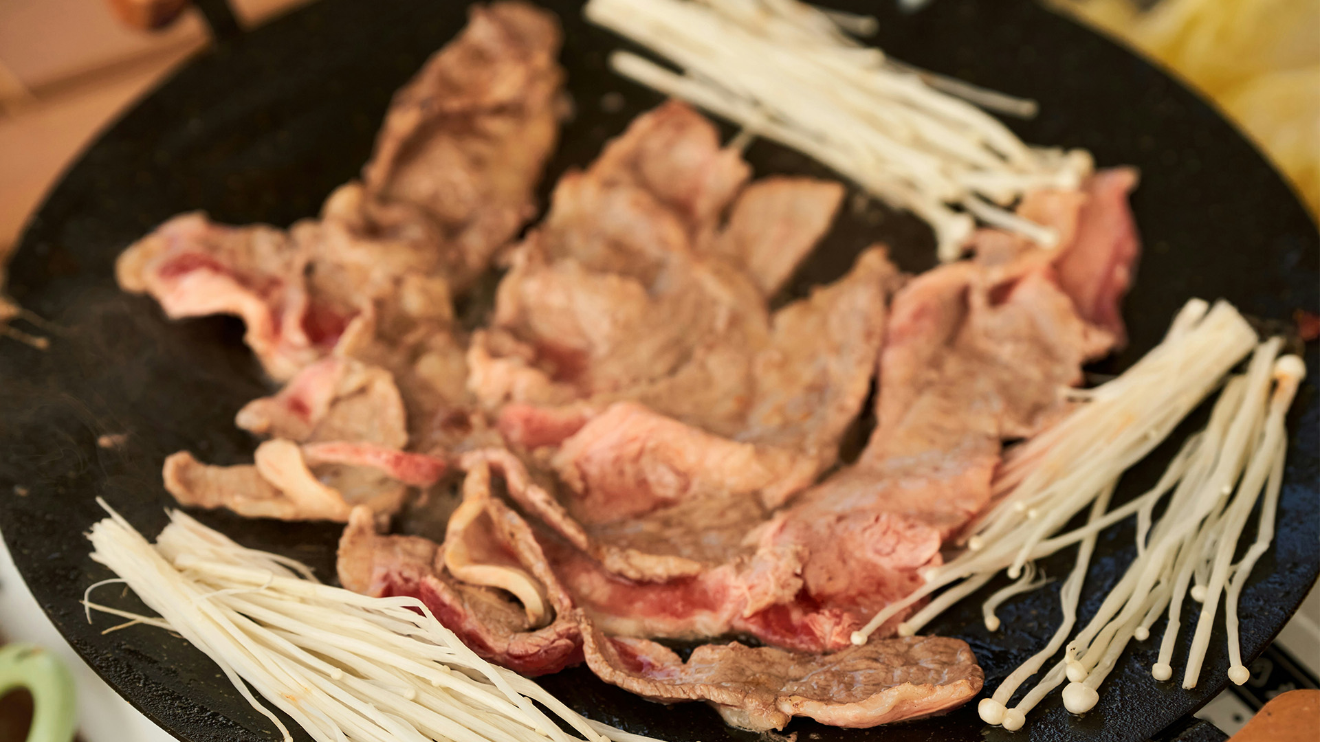 '호텔방에서 고기 굽다' 부탄가스 폭발.. 3명 부상·40여명 대피