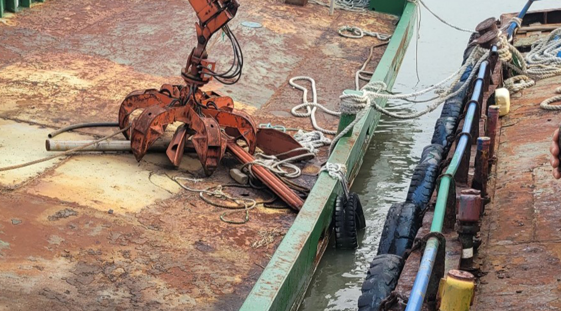 군산해경, 방치 선박 23척 해양오염 점검