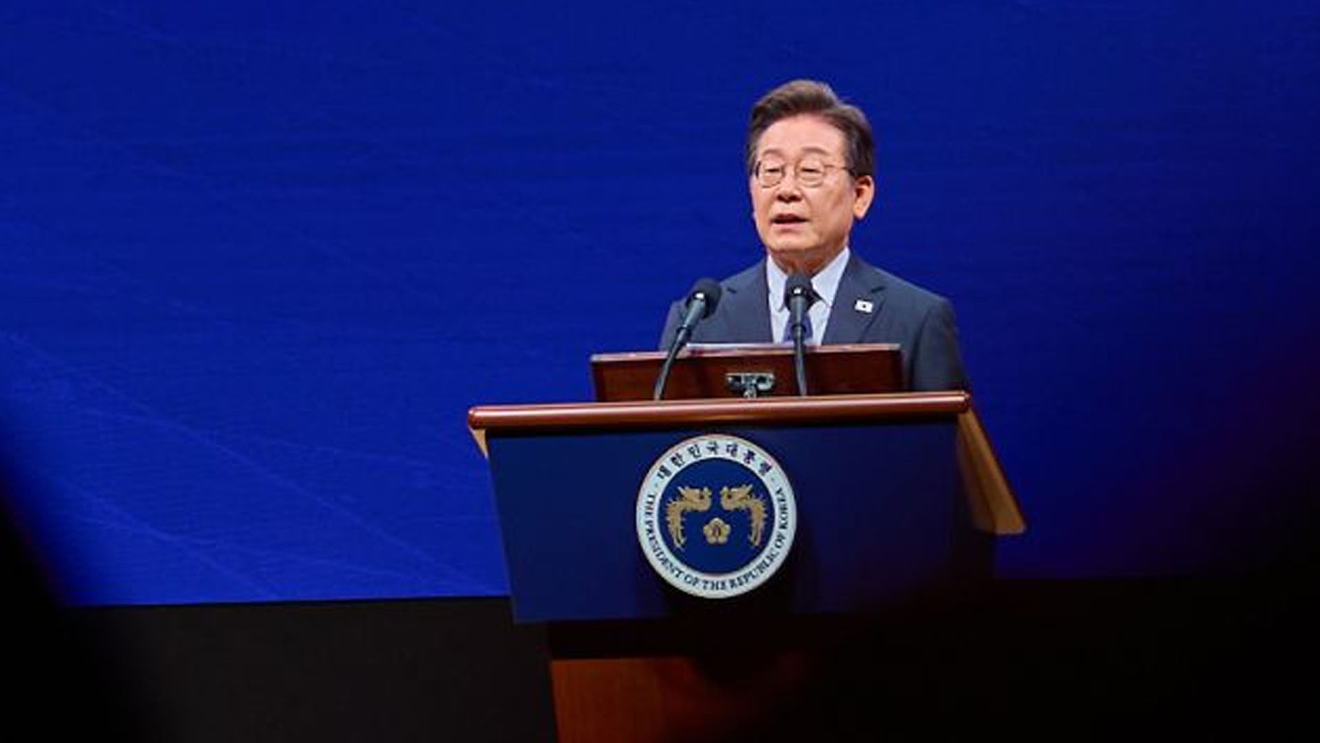李 대통령 국정수행 긍정 평가 64%.. 민주당 46%·국민의힘 19%