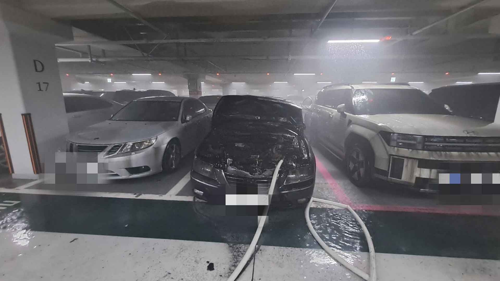 아파트 지하주차장에서 화재.. 차량 3대 피해