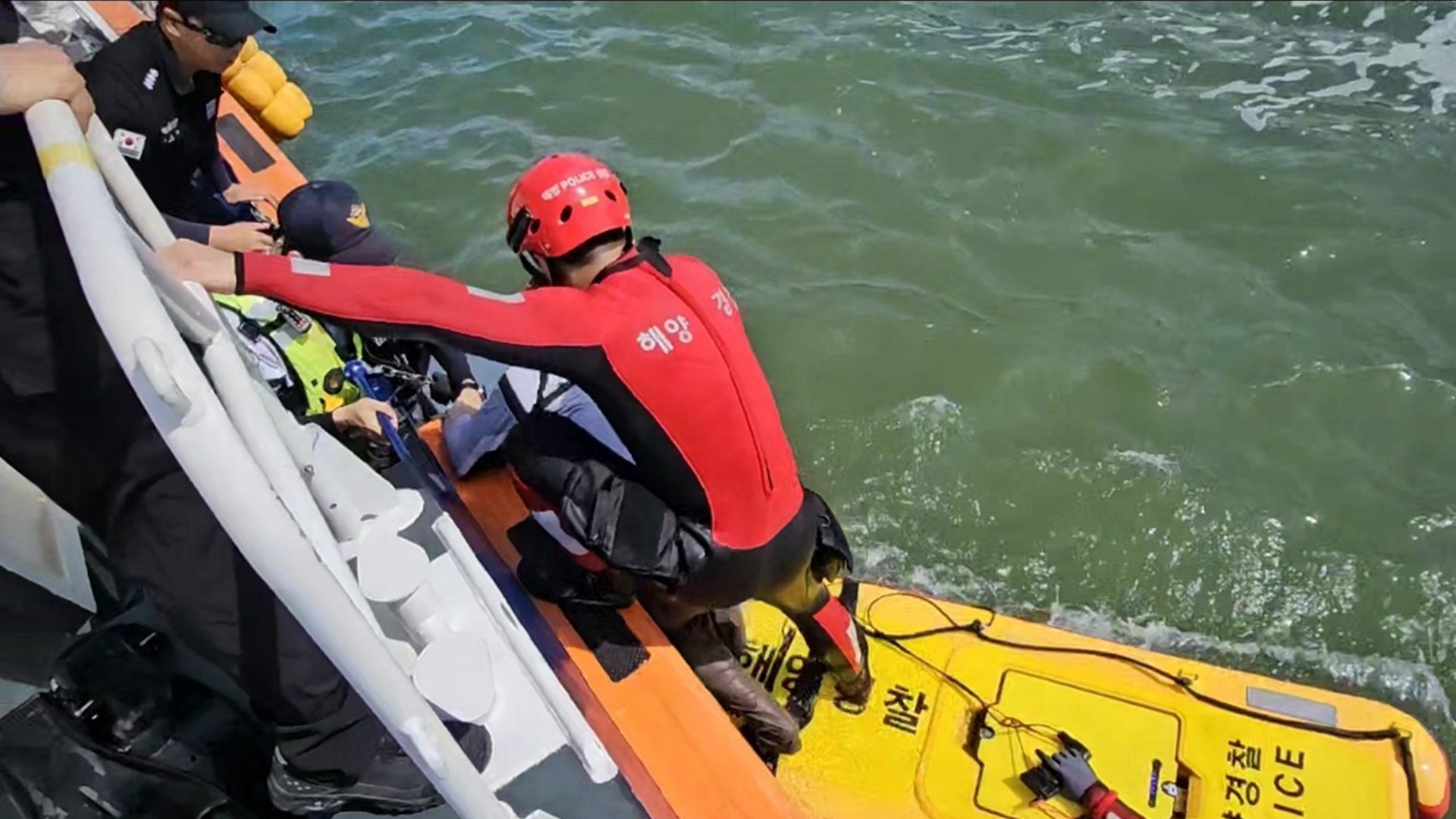 보트 위에서도 구명조끼 착용.. 40대 남성 바다에서 무사히 구조