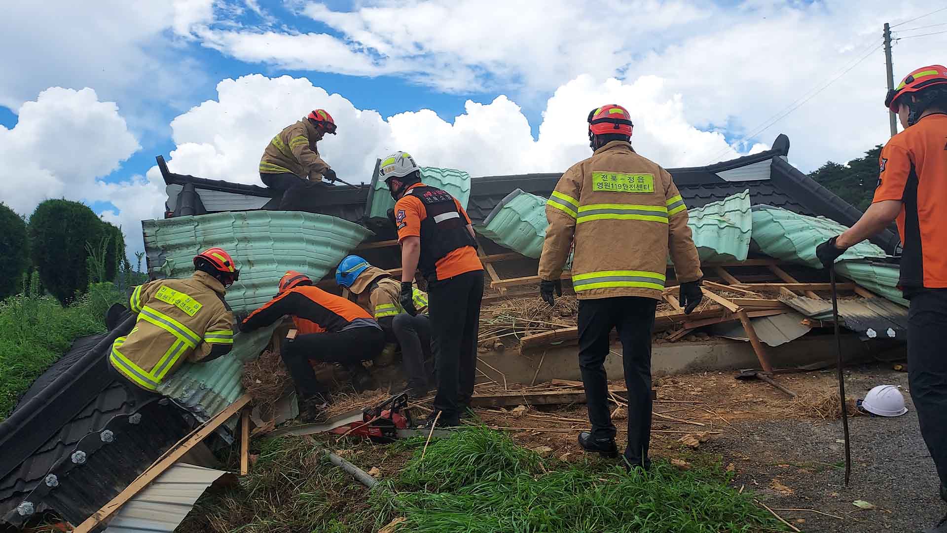마을 공용 정자 보수 공사 중 붕괴.. 2명 사상