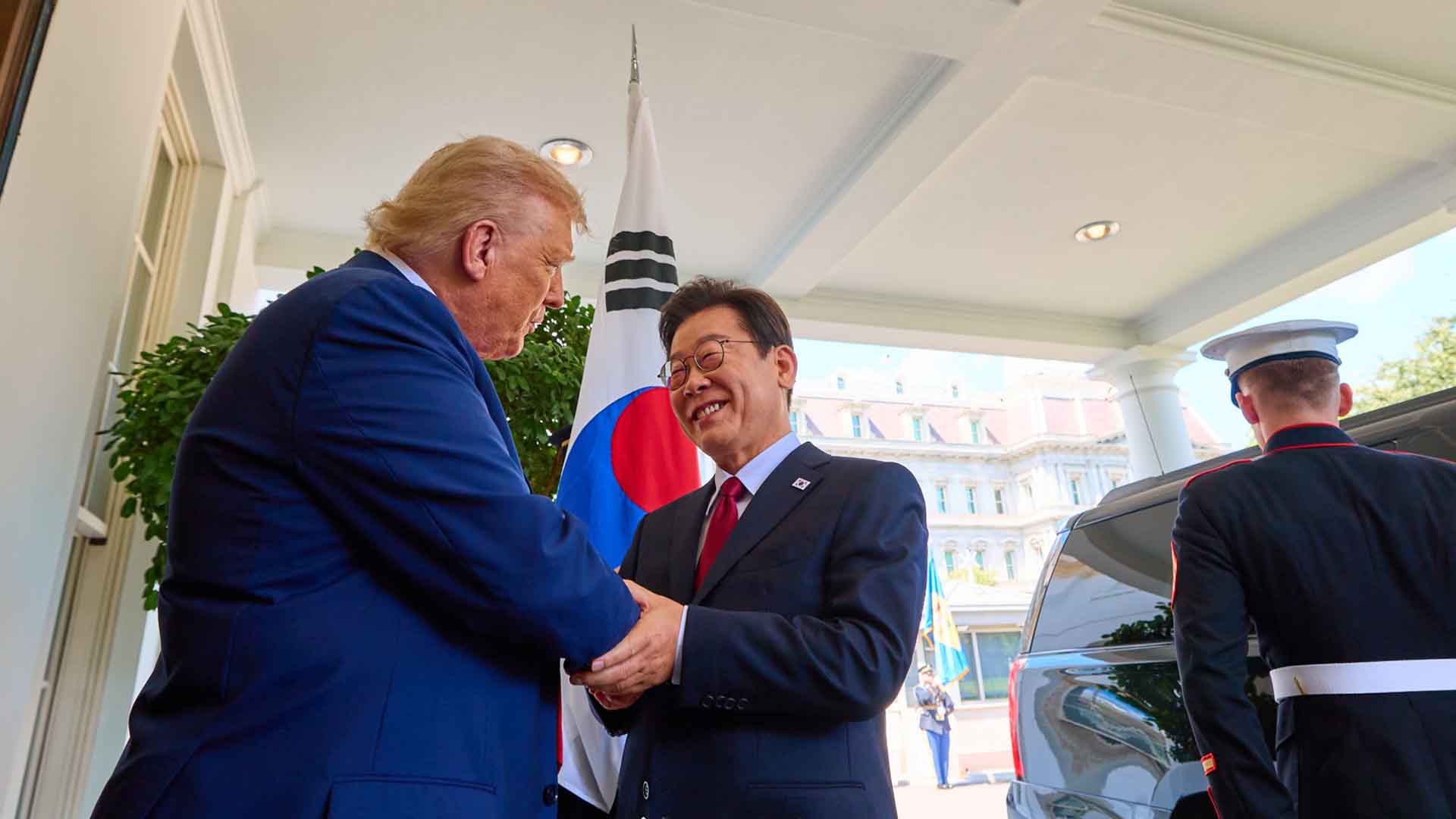 李 대통령, 국정운영 '잘한다' 57.6%.. 2.9%p 상승