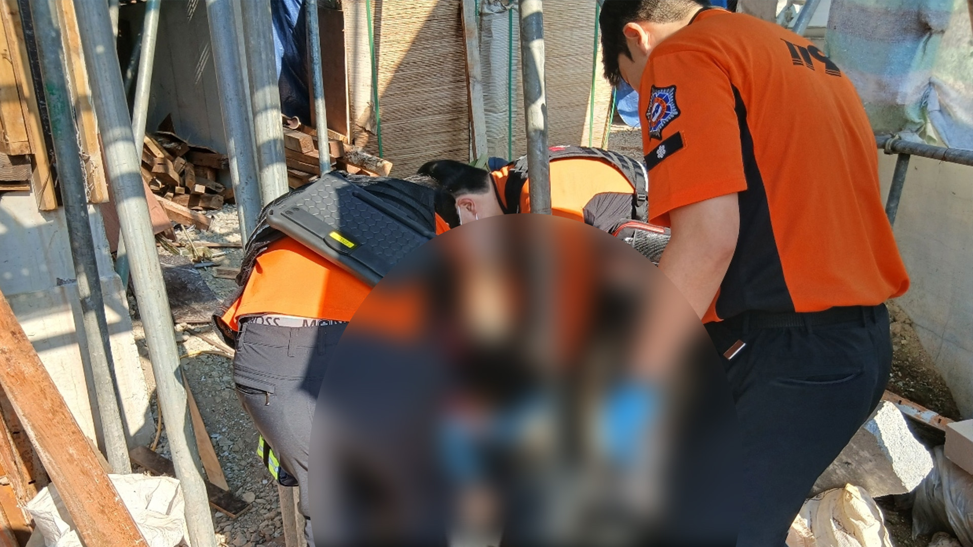 주택 신축 공사장에서 3m 아래로 추락한 60대 중상