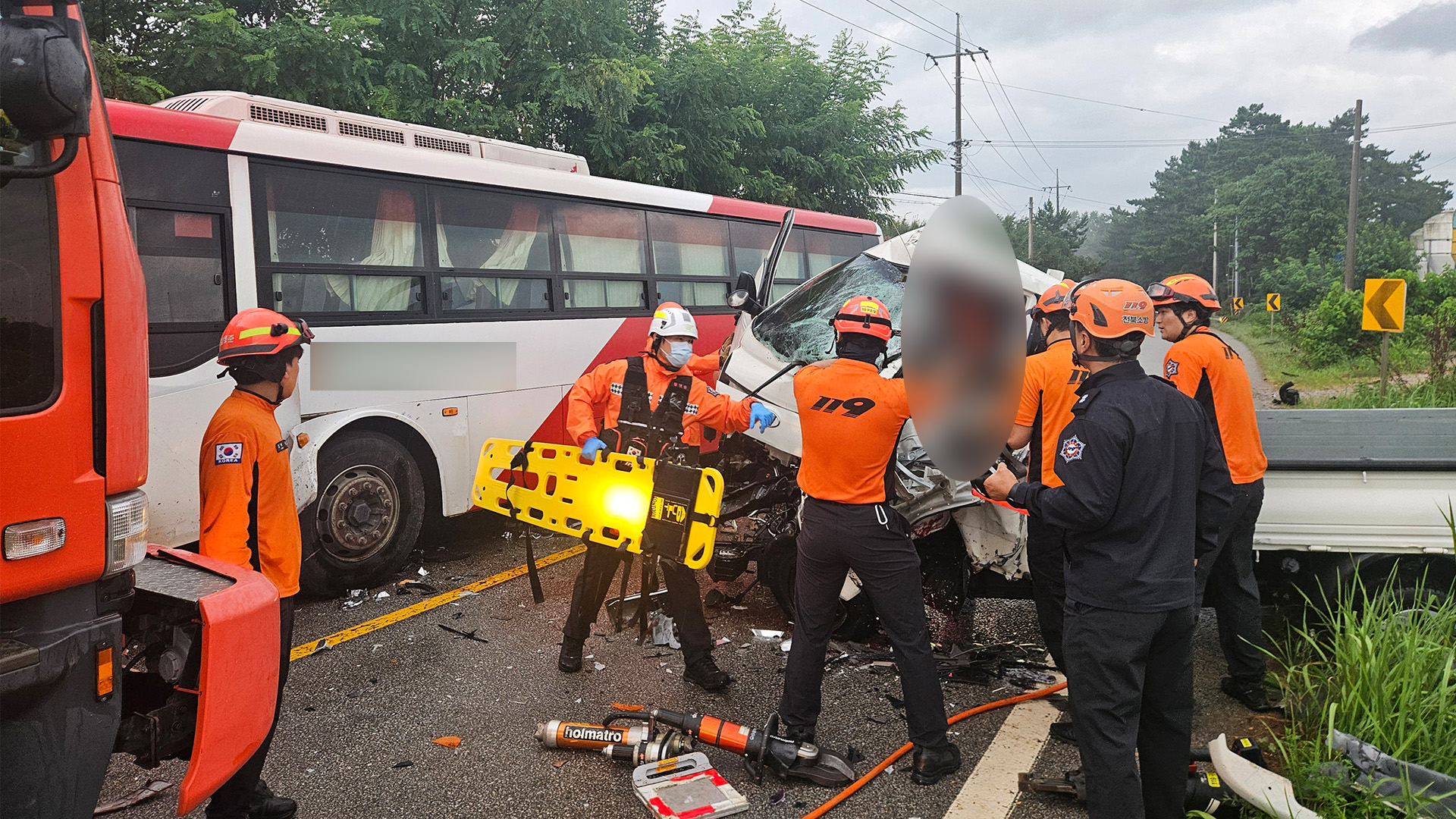 화물차-시외버스 교통사고.. 트럭 운전자 숨져
