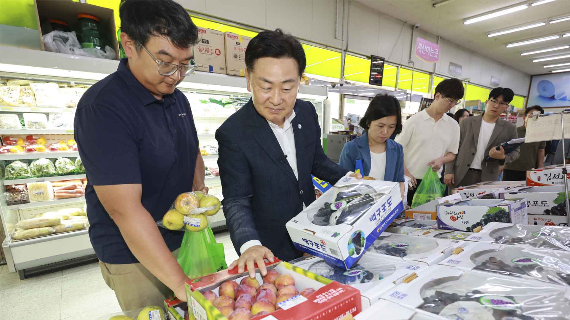 김관영 전북지사, 완주서 민생회복 소비쿠폰 촉진 캠페인