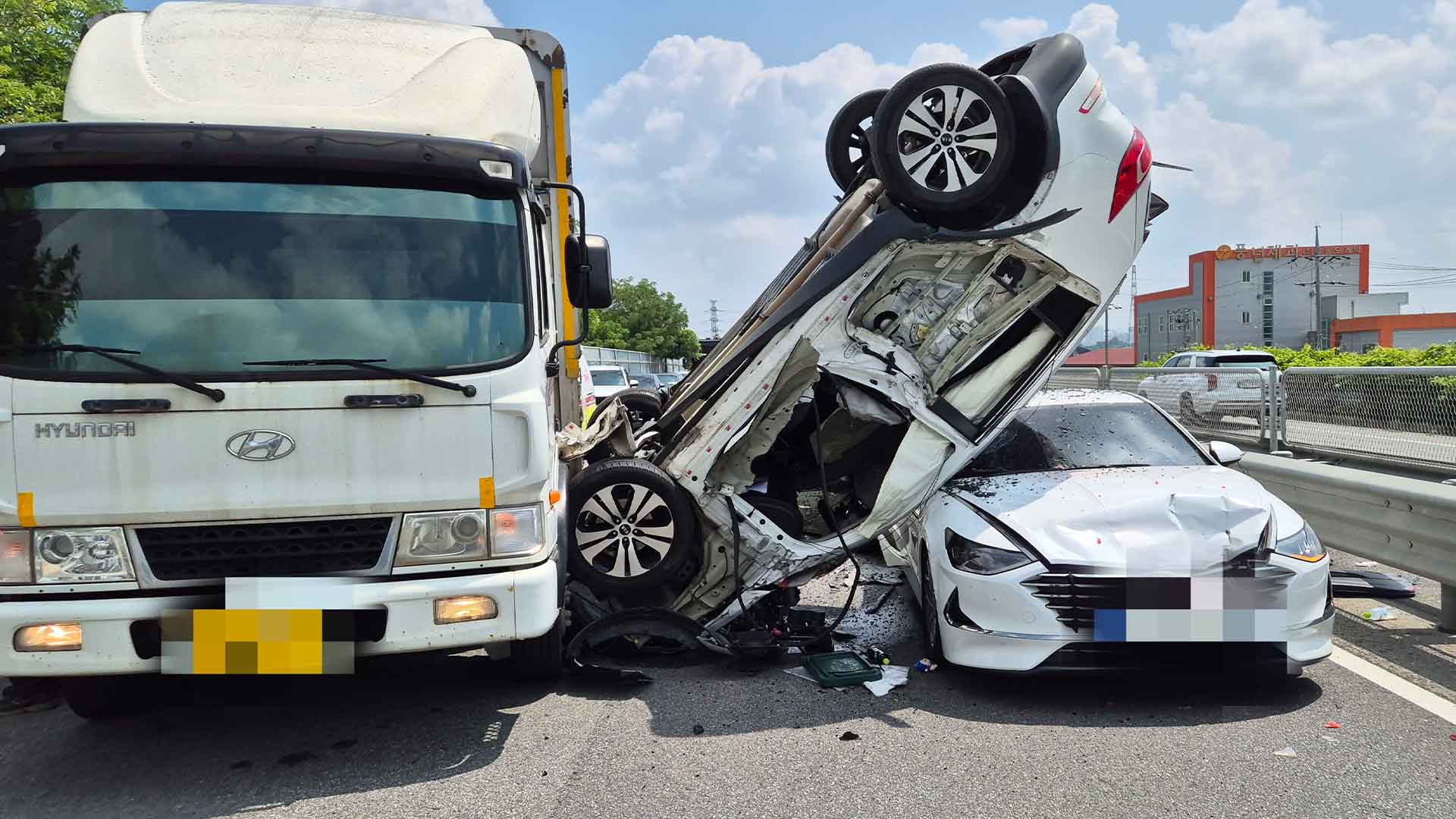 승용차와 화물차 등 차량 4대 부딪혀.. 2명 중경상