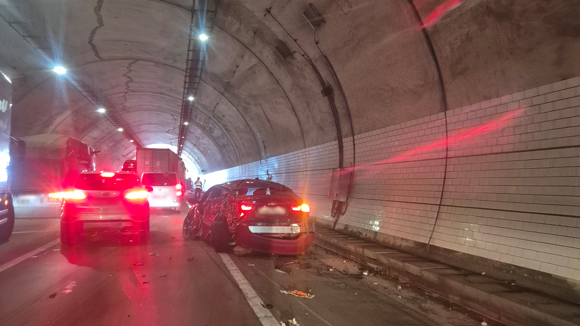 고속도로 달리던 25톤 트레일러 차, 승용차 들이받고 전도