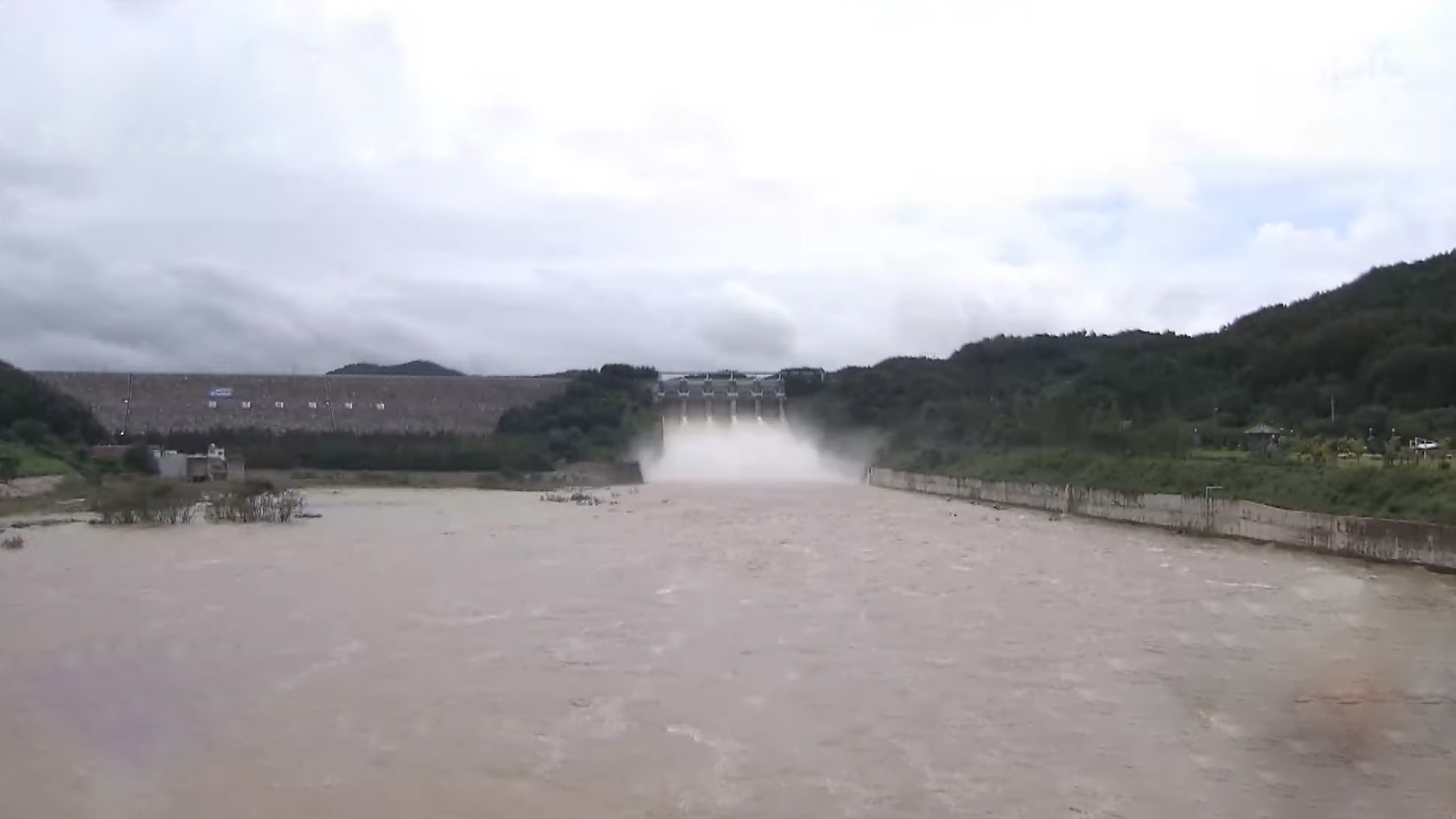 집중 호우에 도내 주요 댐 수문 방류량 늘려.. 하류 피해 '주의'