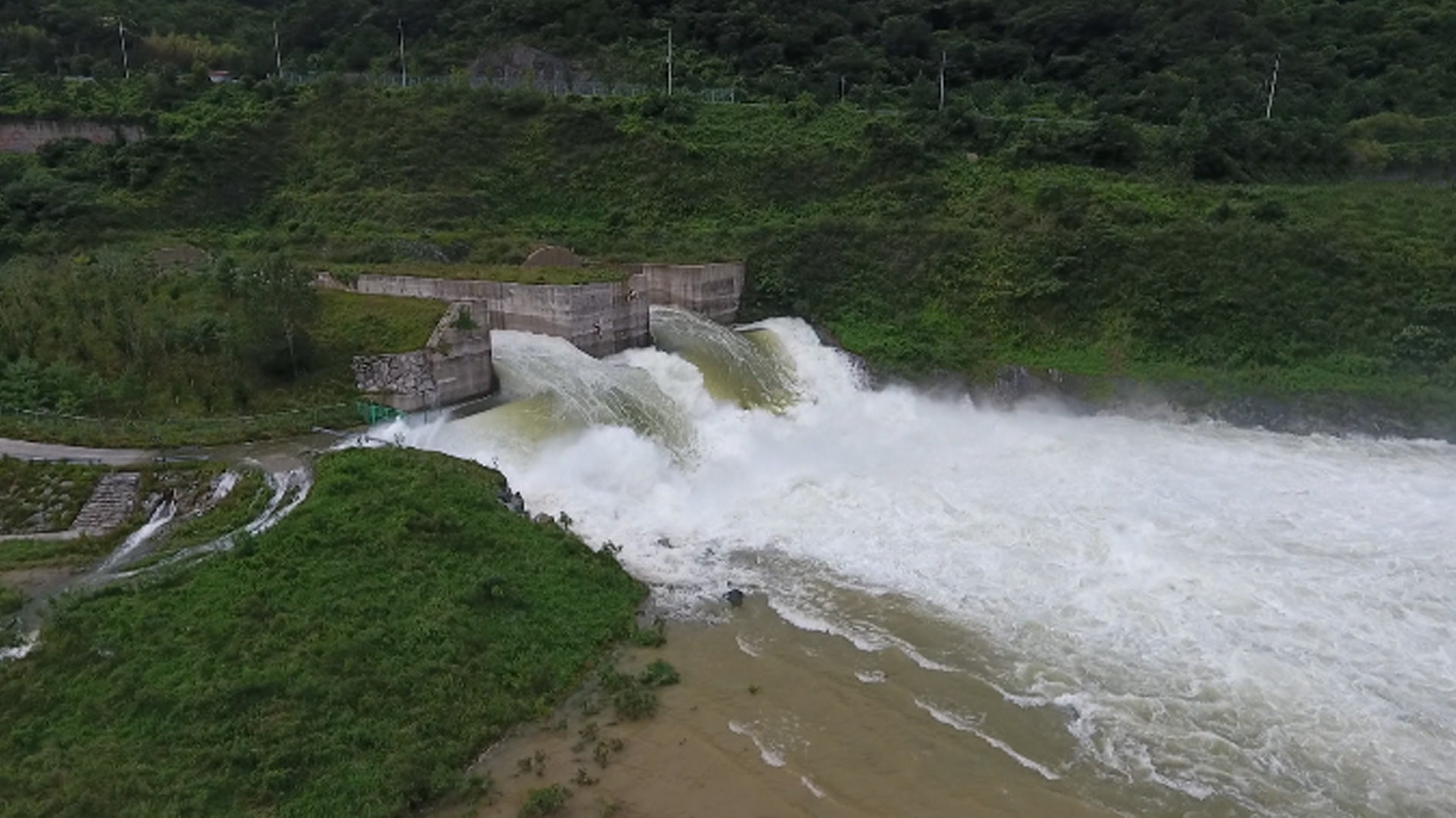 섬진강댐 초당 205톤 수문 방류.. 하천 수위 1.4m 상승