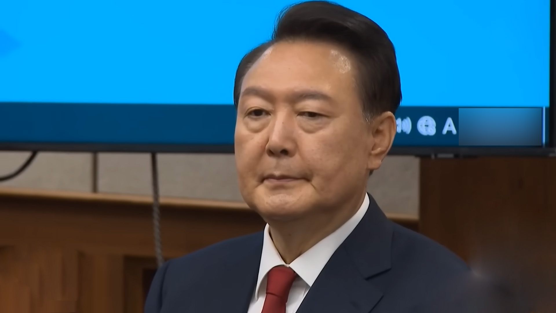 국힘 “尹 수갑 충격적”.. 민주 “내란 수괴 수하 노릇”