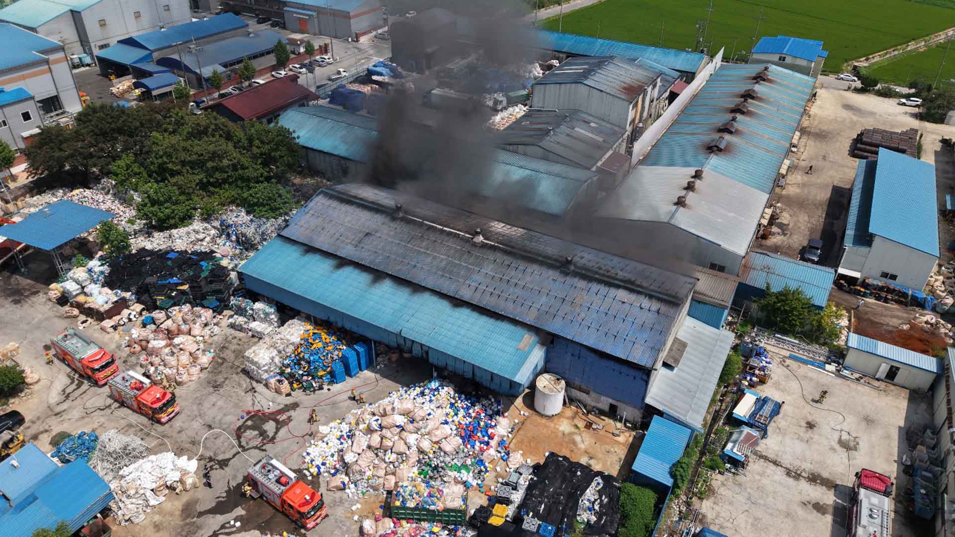 김제 플라스틱 공장 불로 원료 240톤 불타