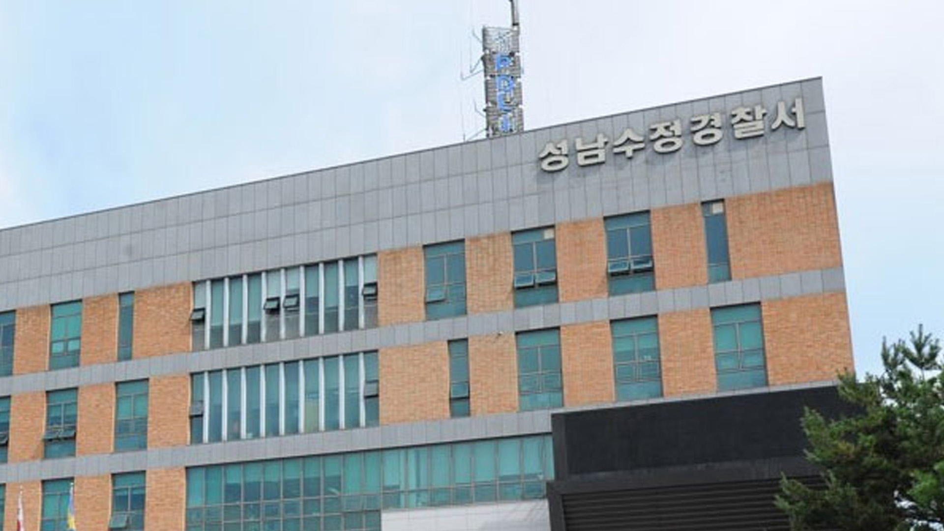 대낮에 흉기들고 금은방 침입한 40대.. 직원들 제압으로 체포