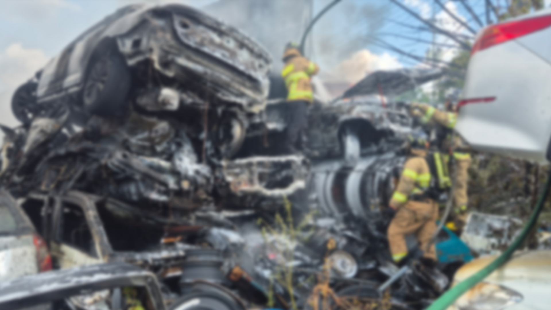 공장 차량에서 난 불, 폐차장으로 확대.. 8200만 원 피해