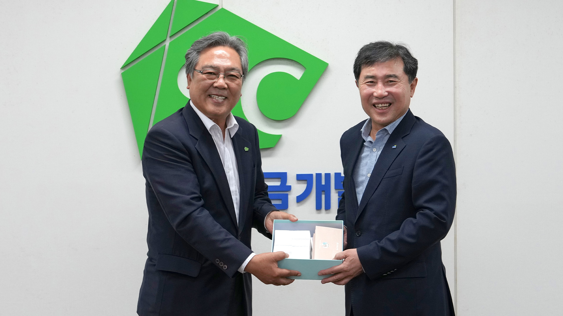 새만금개발공사 추석 앞두고 온누리상품권 1,300만 원 전달