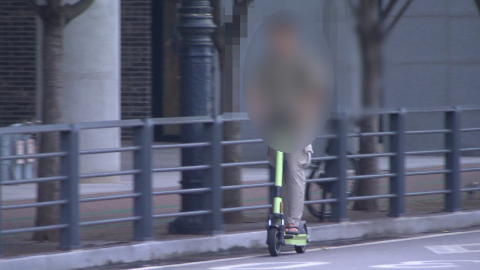 킥보드 타다 쓰러진 운전자, 승합차에 치여 숨져