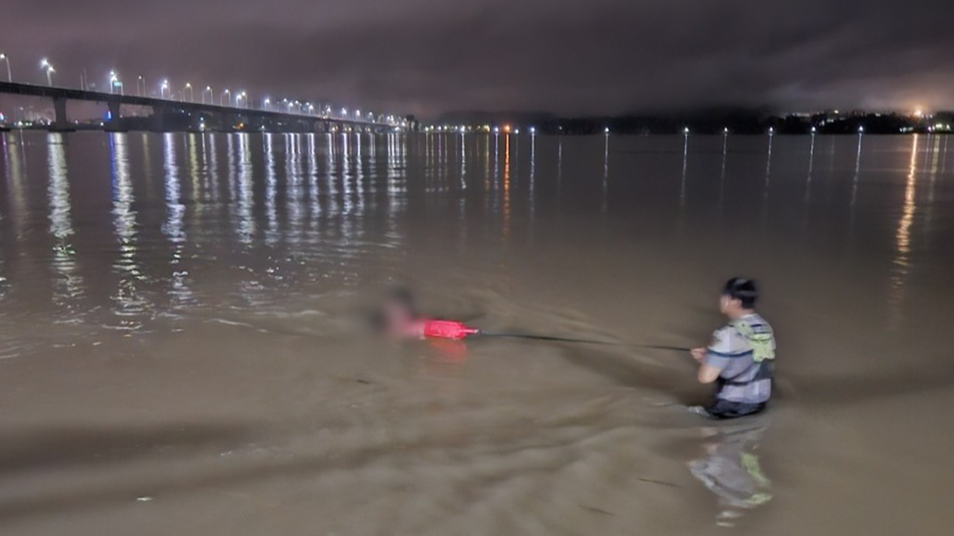 군산해경, 물에 빠진 10대 무사 구조