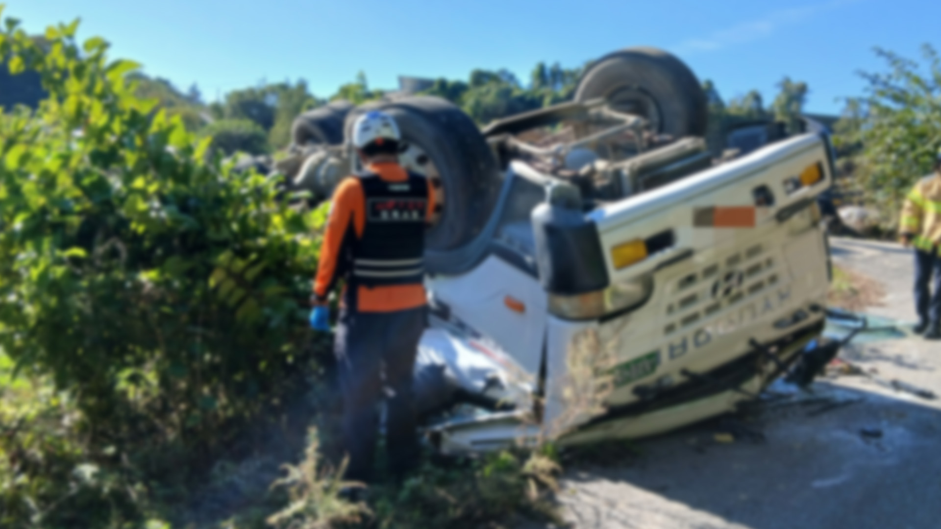 농로에서 후진하던 레미콘 전복.. 70대 운전자 중상