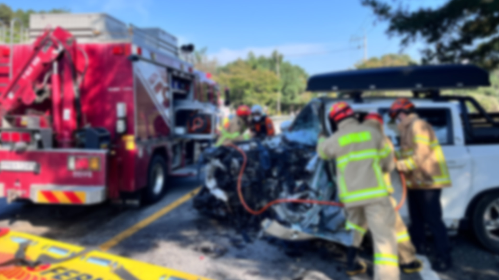 승용차와 5톤 트럭 충돌.. 1명 사망·3명 부상